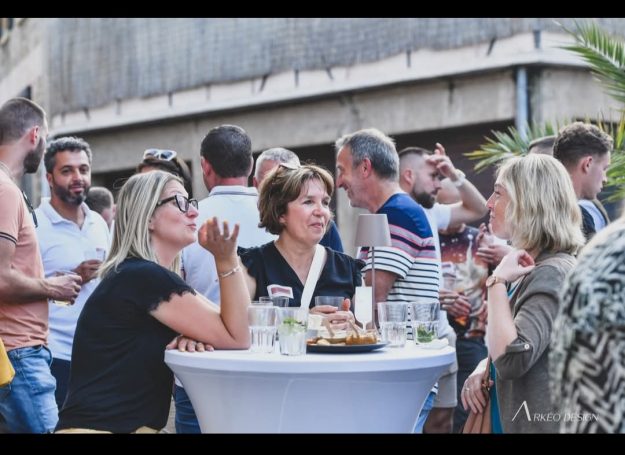 Location de mange-debout lors de l'inauguration d'un cabinet d'architecture Location de mange-debout à l'occasion d'une inauguration